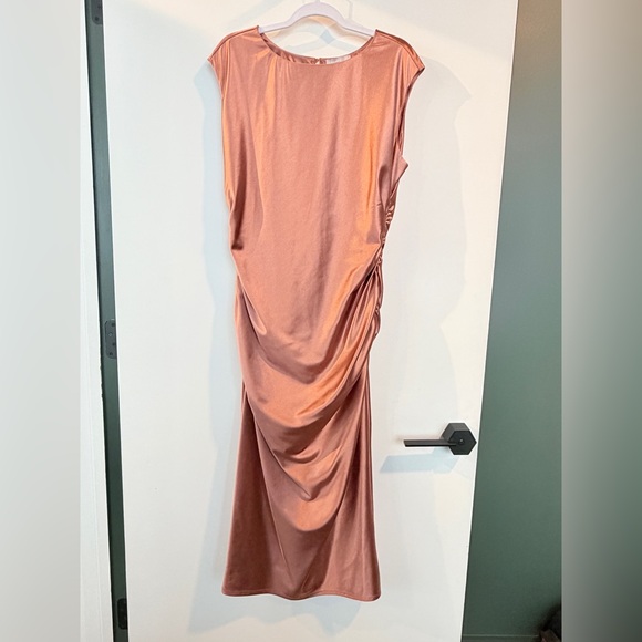 Chelsea28 Ruched Cap Sleeve Satin Midi Dress in Bronze - L - Picture 4 of 7